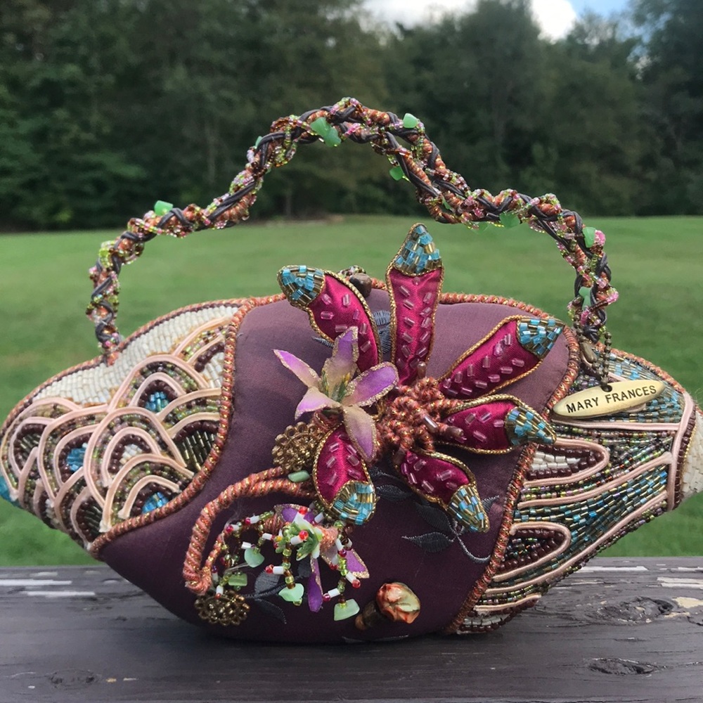 Mary Frances floral antique looking 👛 purse
